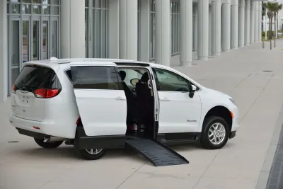 Chrysler Voyager BraunAbility Side Entry